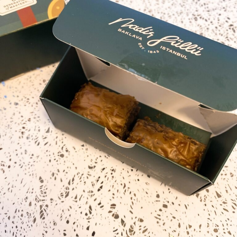 ナーディル・ギュル「チョコレートピスタチオバクラヴァ」箱を開けたところ
