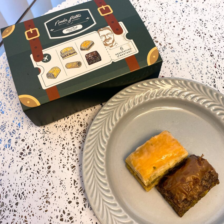 ナーディル・ギュル「ピスタチオバクラヴァ」「チョコレートピスタチオバクラヴァ」箱と中身