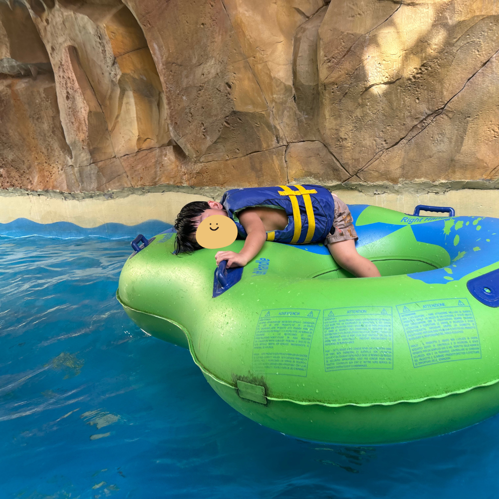 ヴィンワンダーズ フーコック ウォーターパーク　流れるプール　浮き輪に乗る息子