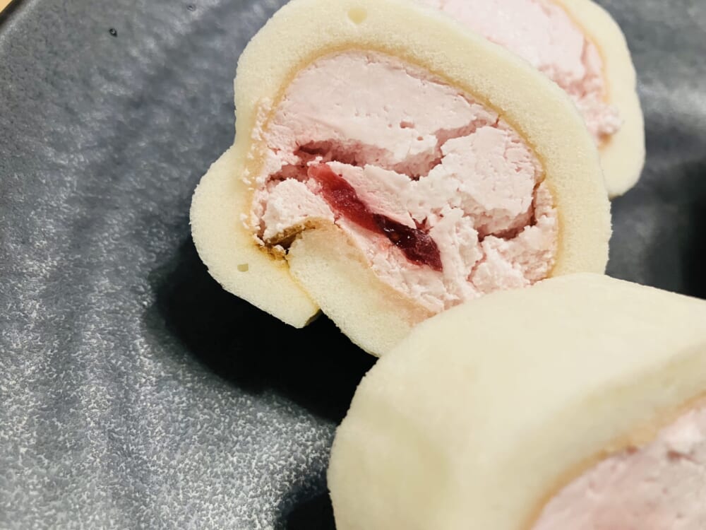 ファミマ
もっちりクリームロール
いちご