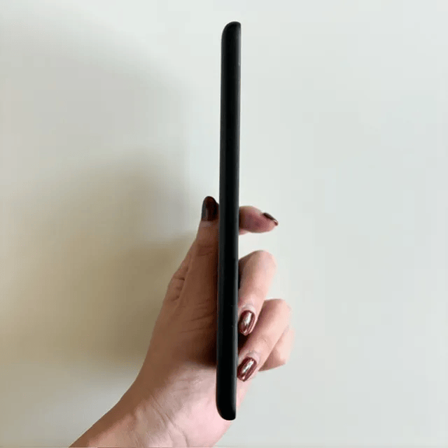 「Amazon Kindle」6インチ/16GB　手に持ち横から見たところ