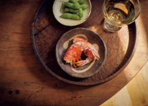 プリミティブな文様で小さなおつまみも特別な装い