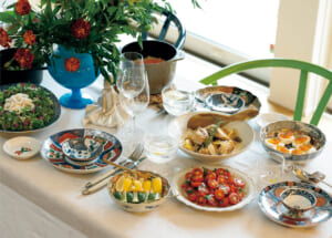 色絵皿を大小重ねて家族の食卓にも華やぎを