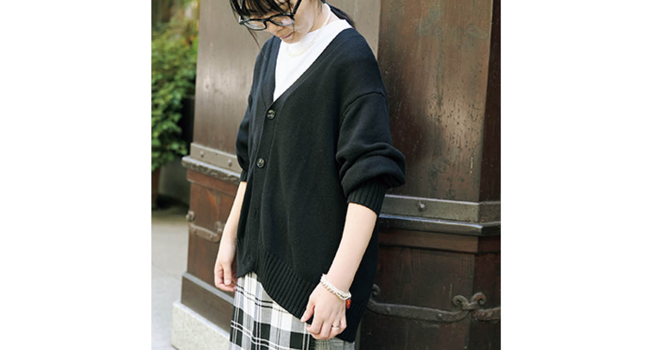 「ファミマのカーディガンは重ね着に最適な厚さ。モノトーンコーデにメリハリを」