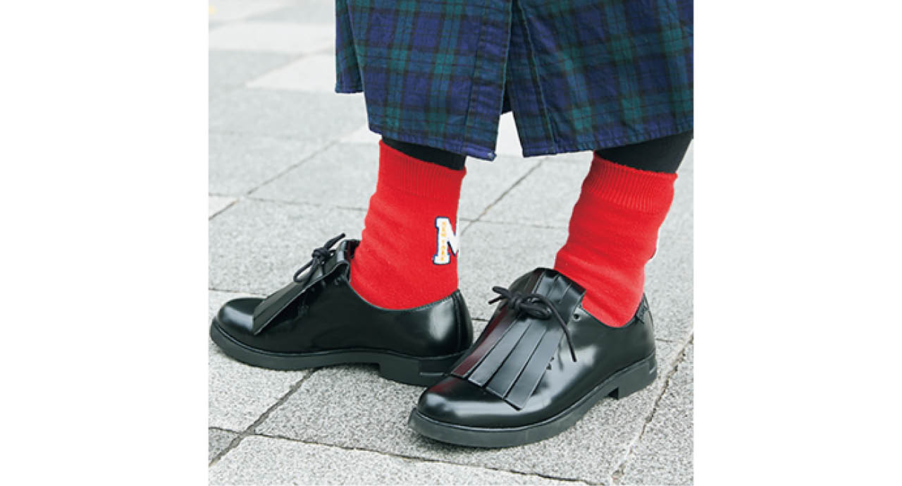 「チェックの赤を拾うように靴下も赤をセレクト。ハンドルネームの〝M〞ロゴが」
