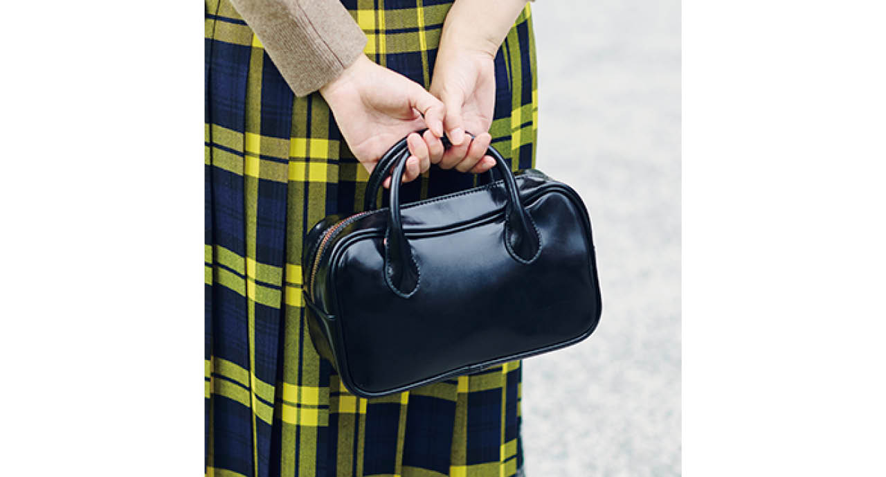 「ツヤ感がきれいなオペーク ドット クリップのバッグで、トラッドスタイルを後押し」