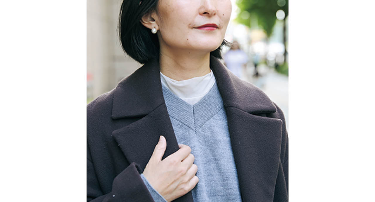 「スローンのVネックに、GUの白タートル仕込んで、顔まわりをパッと明るく」