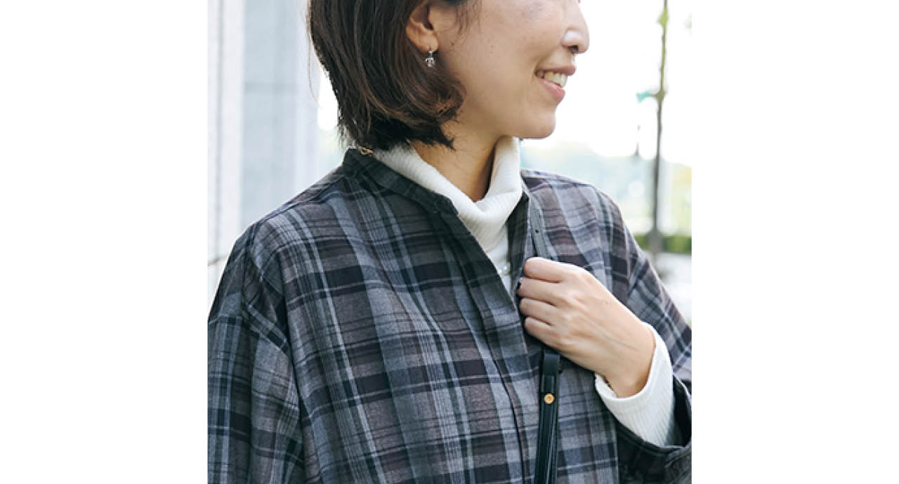「白タートルを重ねると首元と袖口に抜け感が。チェックの色柄も引き立ちます」