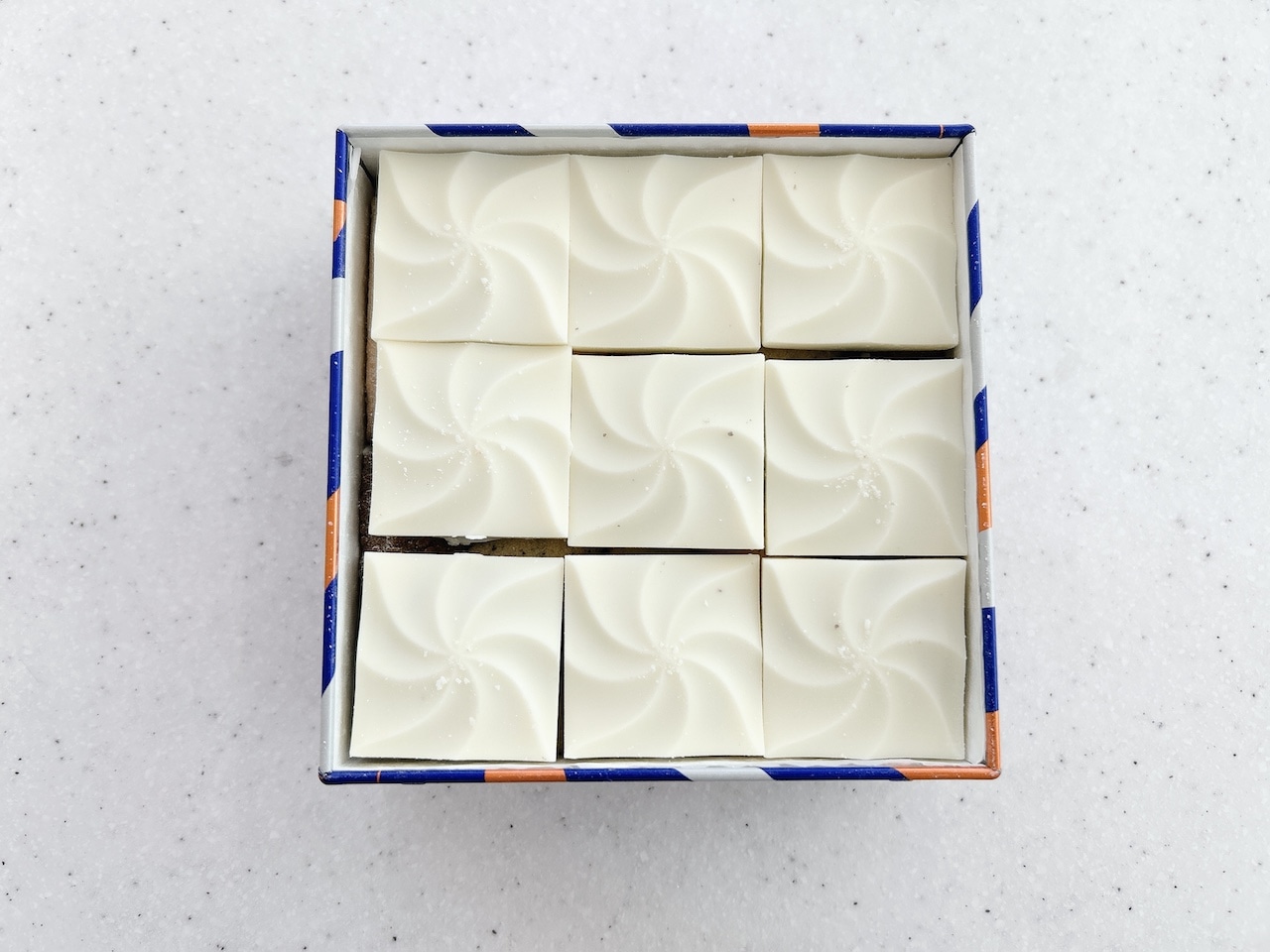 しろいし洋菓子店のショコラクッキー缶~雪降る街のちいさなおはなし 1段目「雪空にくるりと舞うシマエナガのホワイトショコラクッキー」