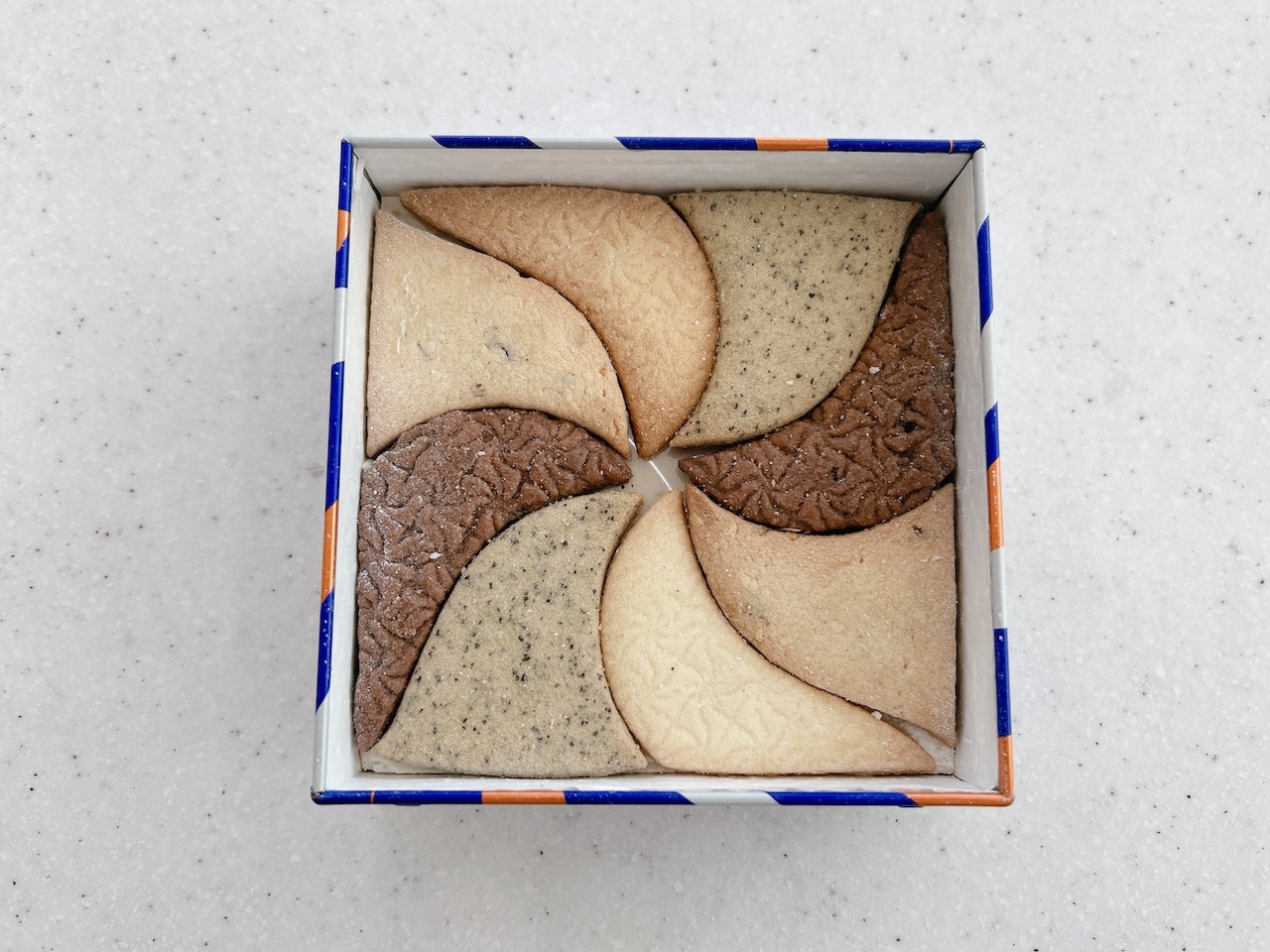 しろいし洋菓子店のショコラクッキー缶~雪降る街のちいさなおはなし 2段目「501号室 夜更かしのためのクッキー(4種)」