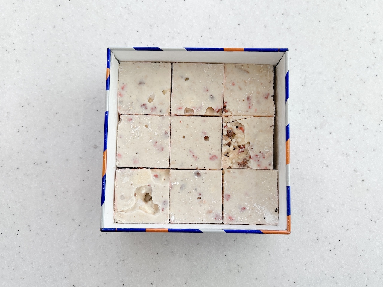 しろいし洋菓子店のショコラクッキー缶~雪降る街のちいさなおはなし 3段目「宝物のかけらを集めるオコジョのホワイトストロベリークランチ」9個