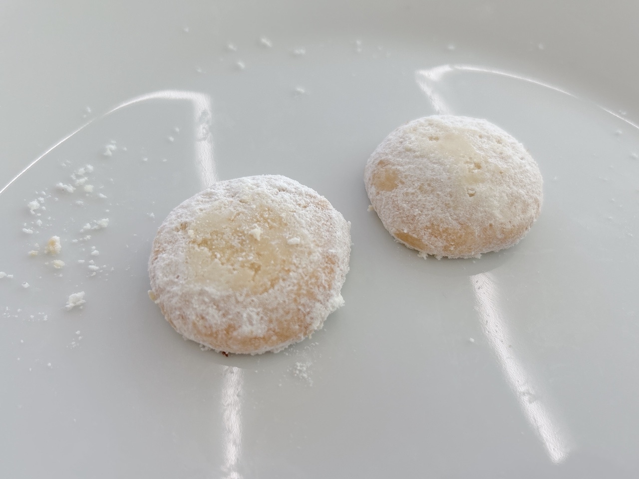 しろいし洋菓子店のショコラクッキー缶~雪降る街のちいさなおはなし 4段目「201号室 雪の降らない日のブールドネージュ〈ホワイトショコラ〉」皿カット