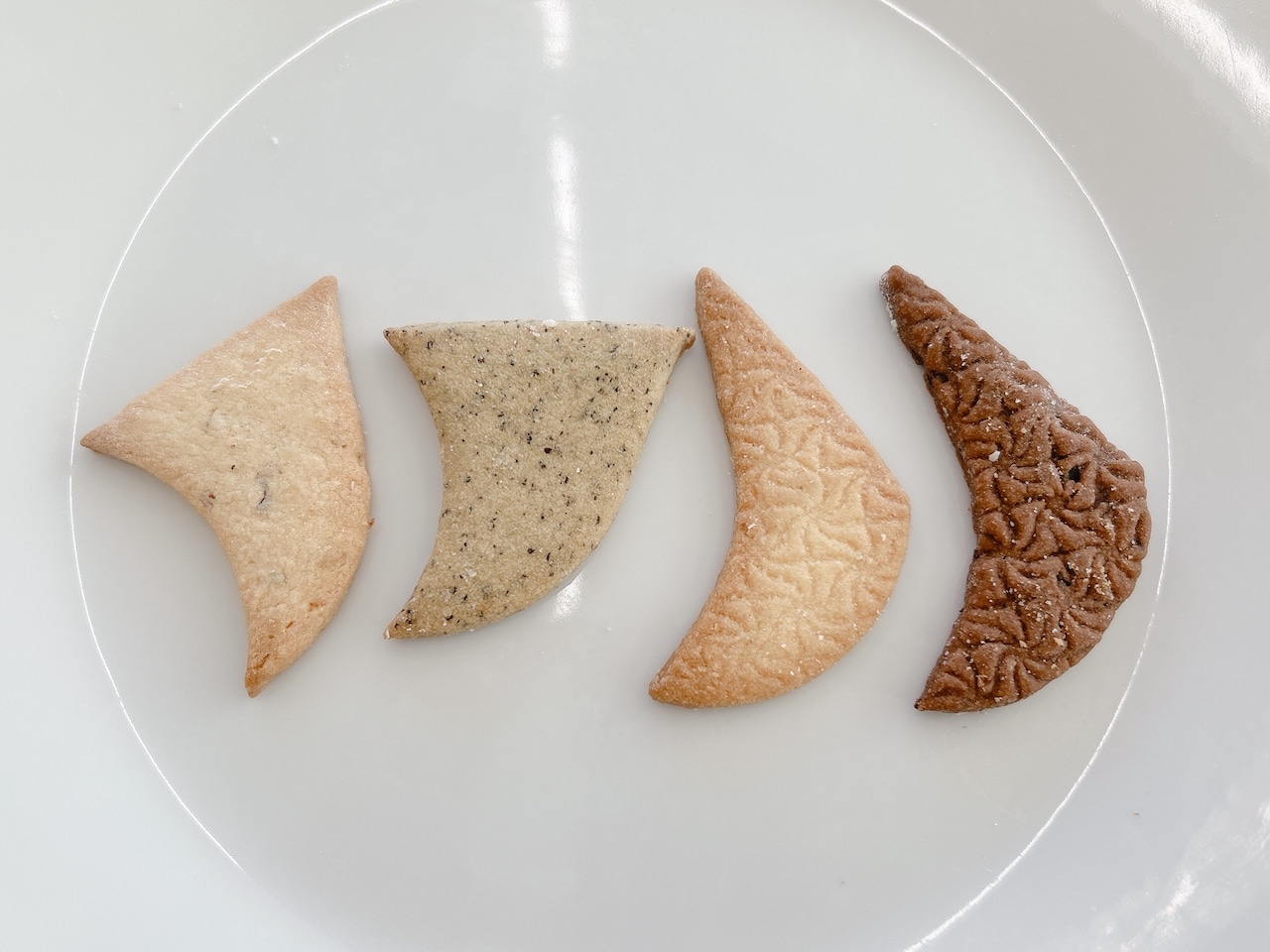 しろいし洋菓子店のショコラクッキー缶~雪降る街のちいさなおはなし 2段目「501号室 夜更かしのためのクッキー(4種)」皿カット