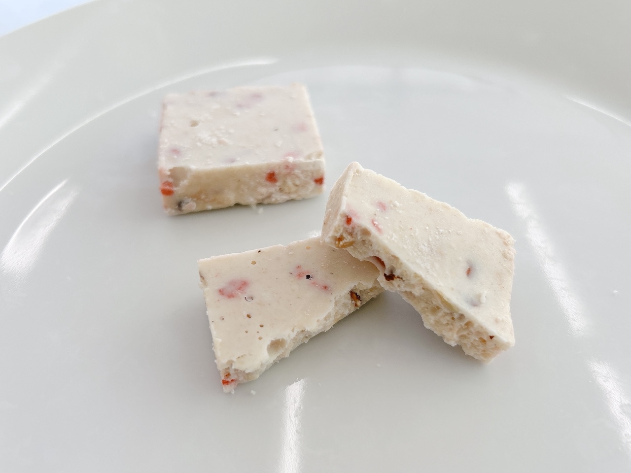 しろいし洋菓子店のショコラクッキー缶~雪降る街のちいさなおはなし 3段目「宝物のかけらを集めるオコジョのホワイトストロベリークランチ」9個 皿カット