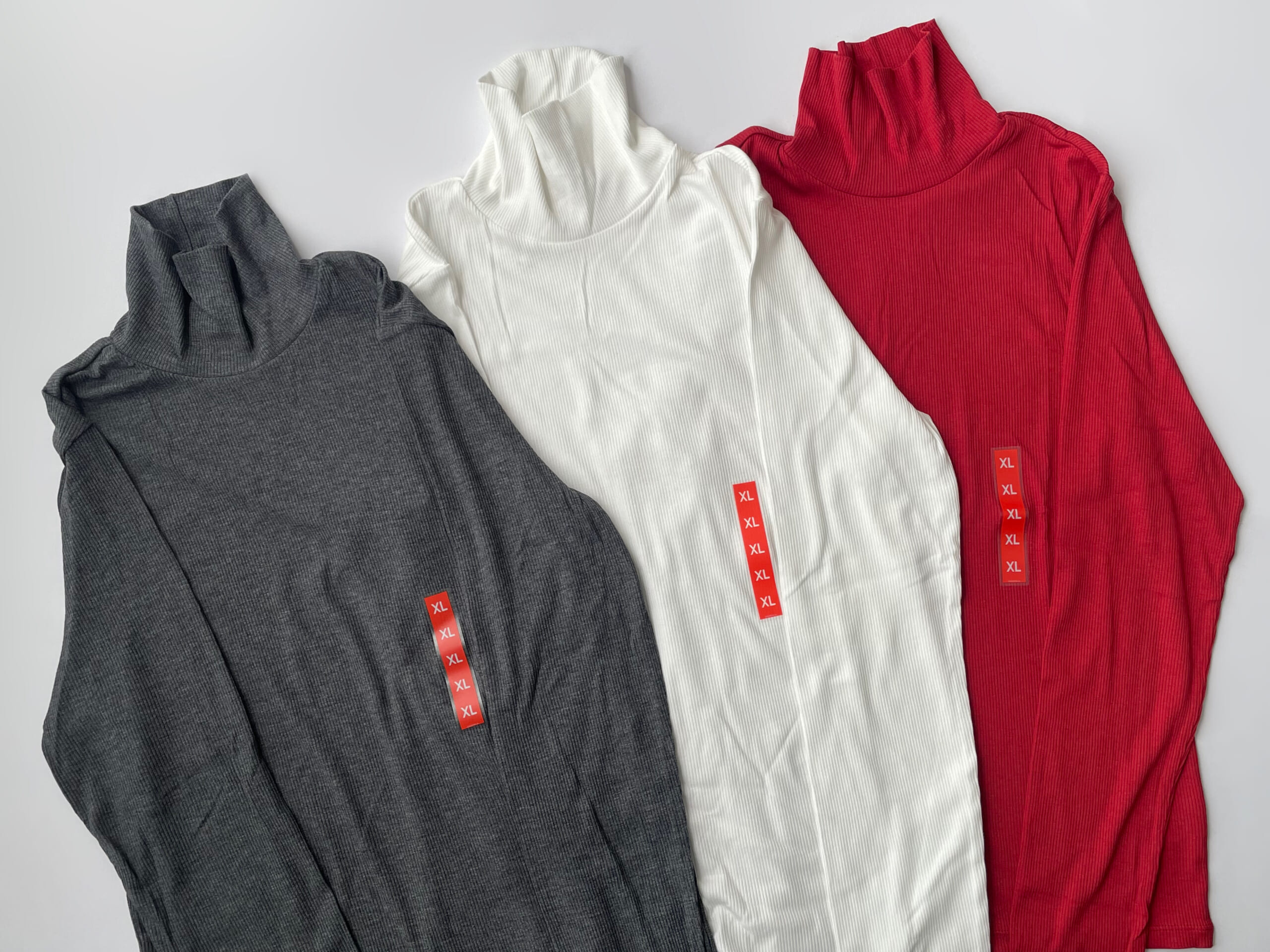 GUのウォームリブタートルネックTをGRAY、WHITE、REDを並べたフラットレイ画像。