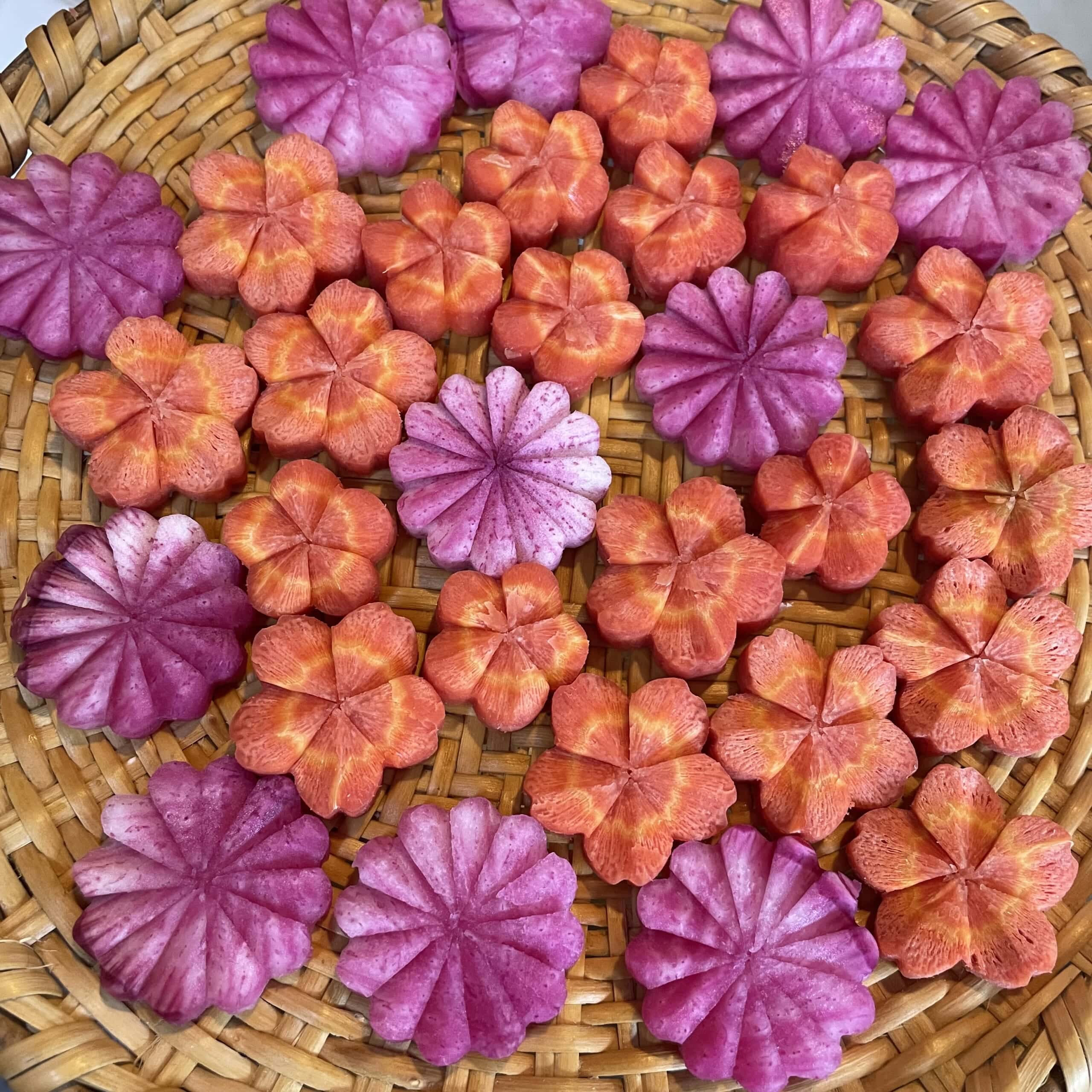 にんじんや赤大根の飾り切り