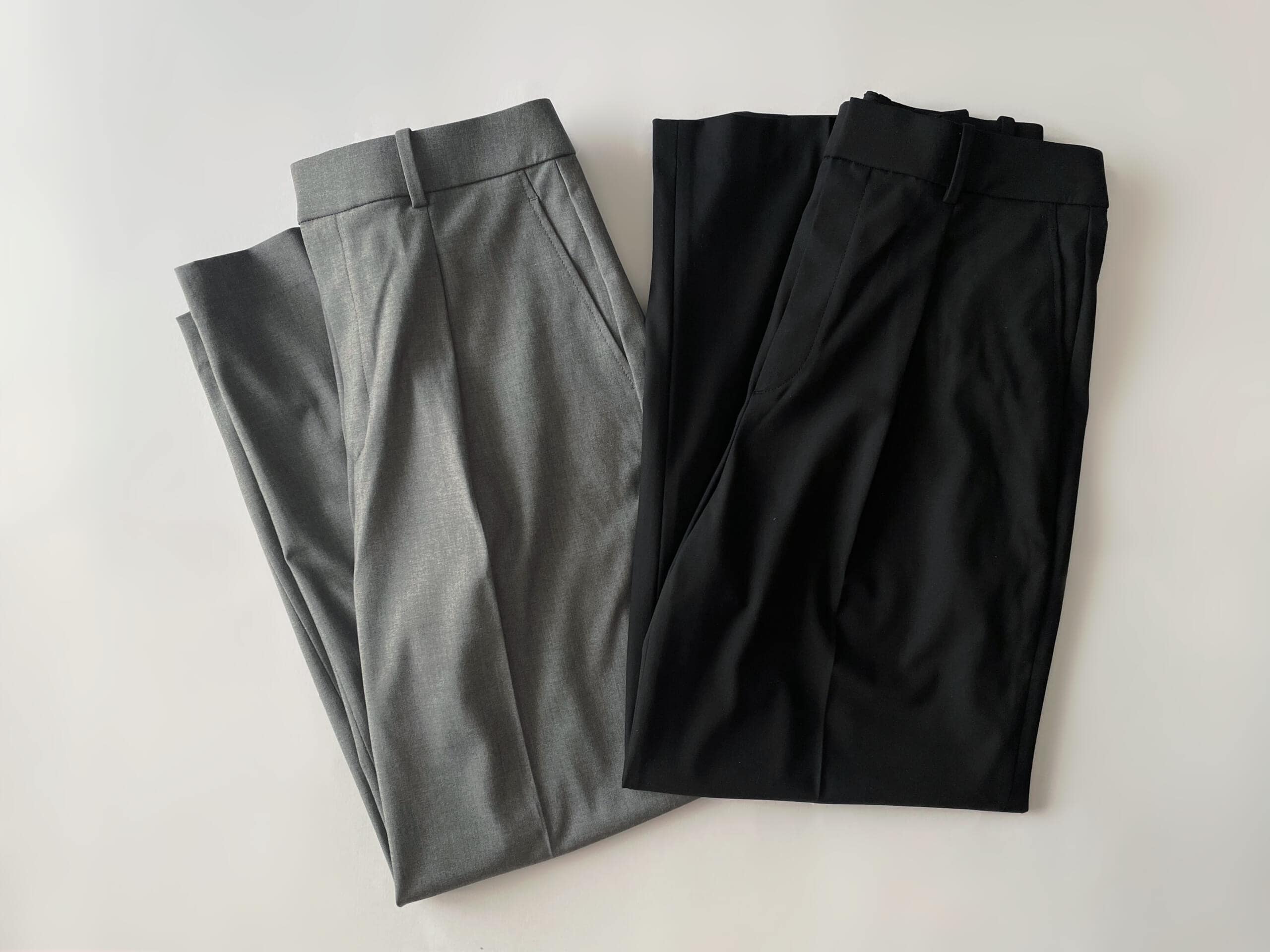ユニクロのタックワイドパンツ、BLACKとGRAYを並べたフラットレイ画像。
