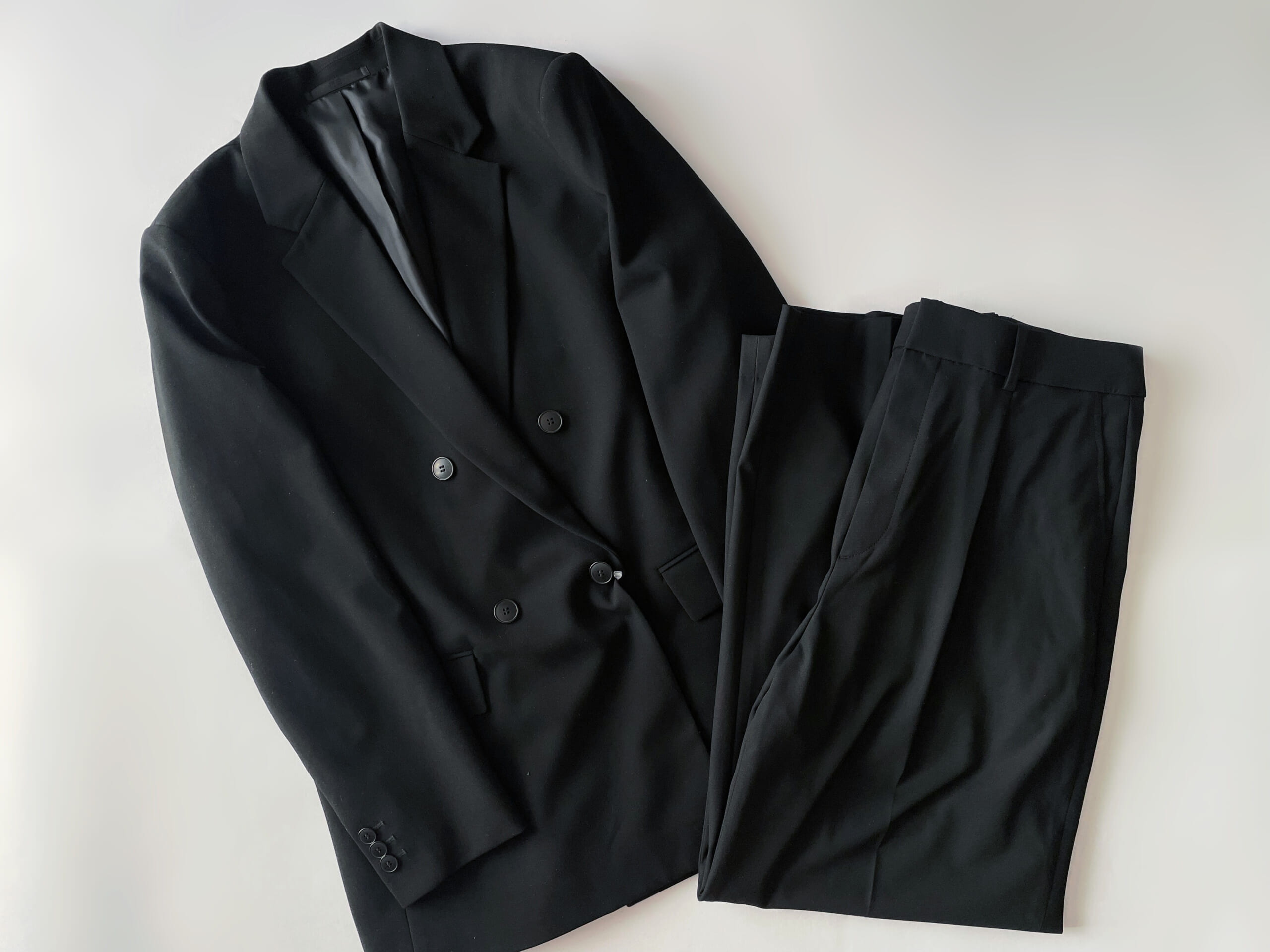 ダブルジャケットとタックワイドパンツを合わせてみた写真。BLACKバージョン。