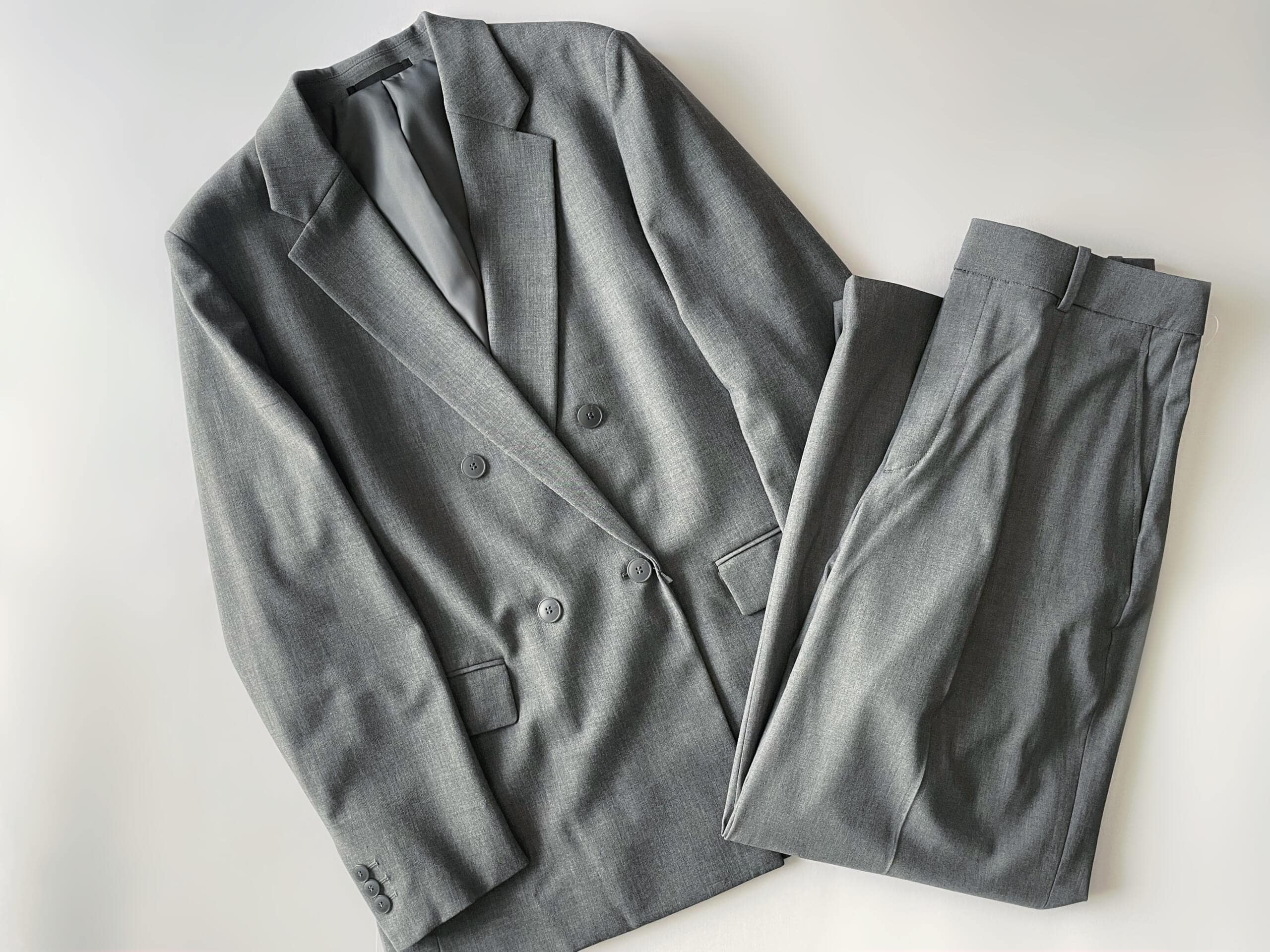 ダブルジャケットとタックワイドパンツを合わせてみた写真。GRAYバージョン。