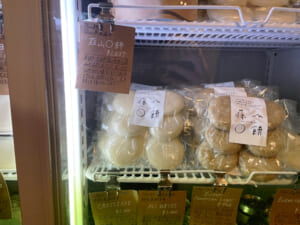 青果ミコト屋で、蒜山耕藝〇餅が売られている様子