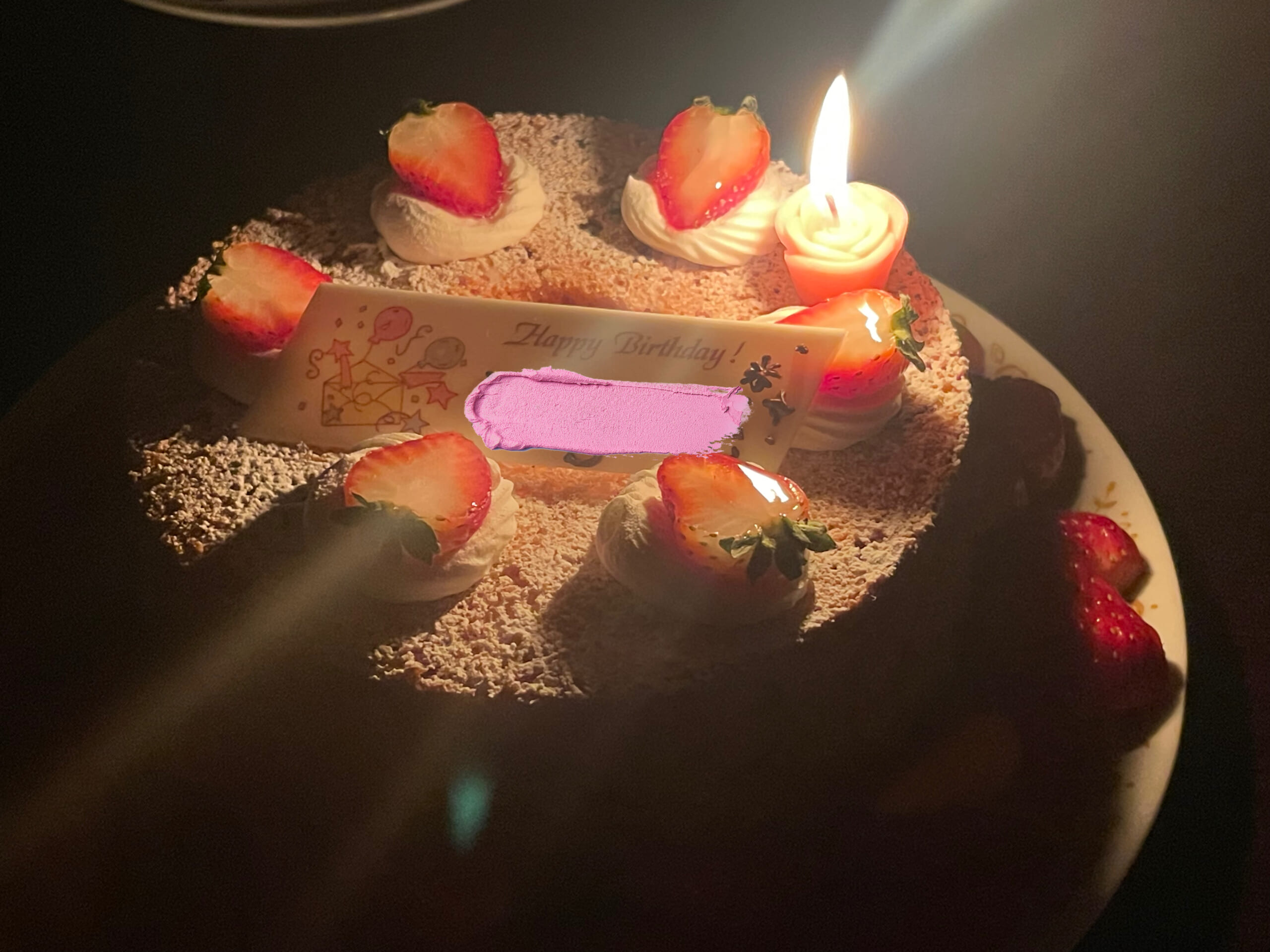 誕生日シフォンケーキの写真2。キャンドルに火を灯した様子。