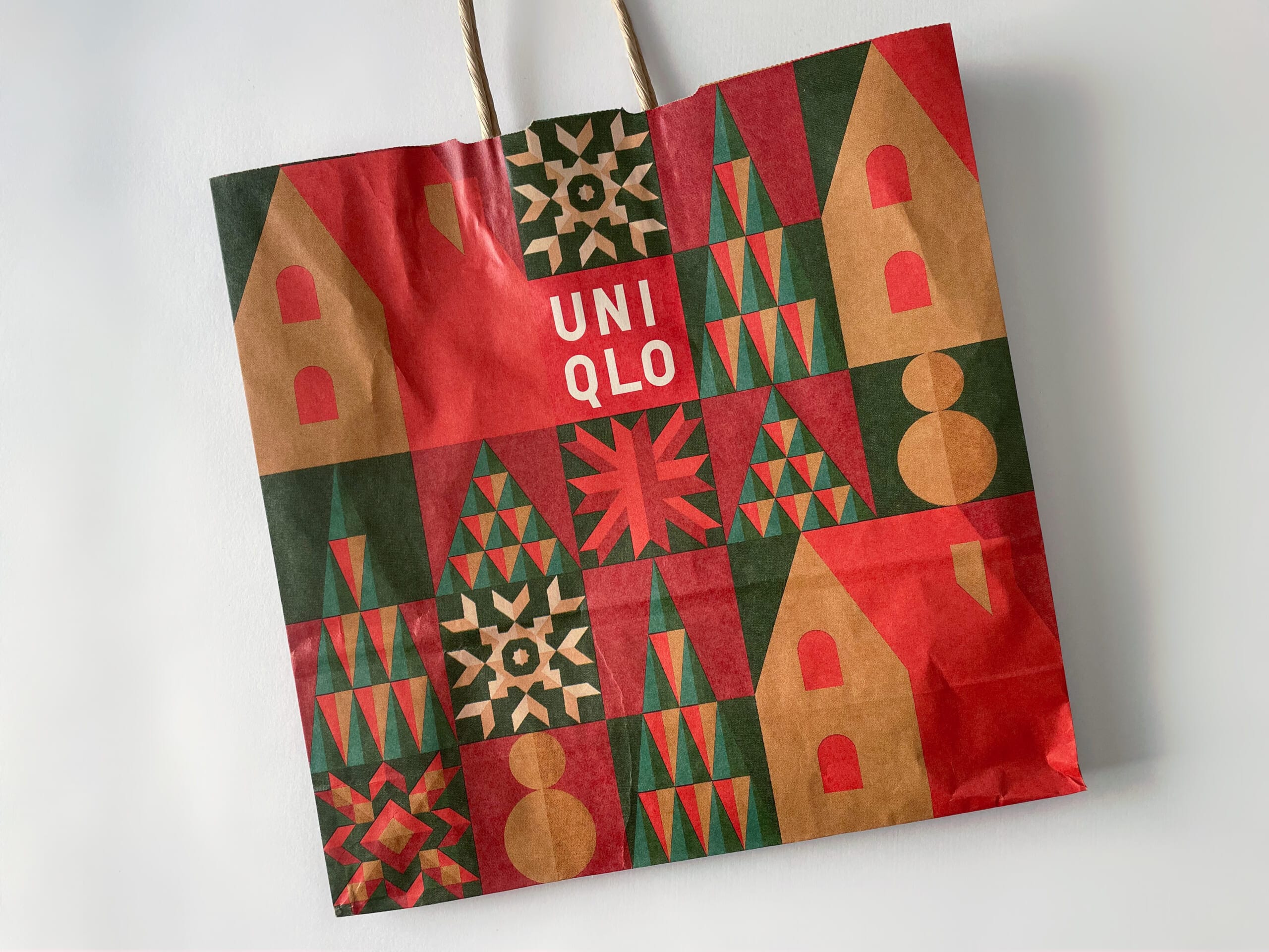 ユニクロのホリデー紙袋2025