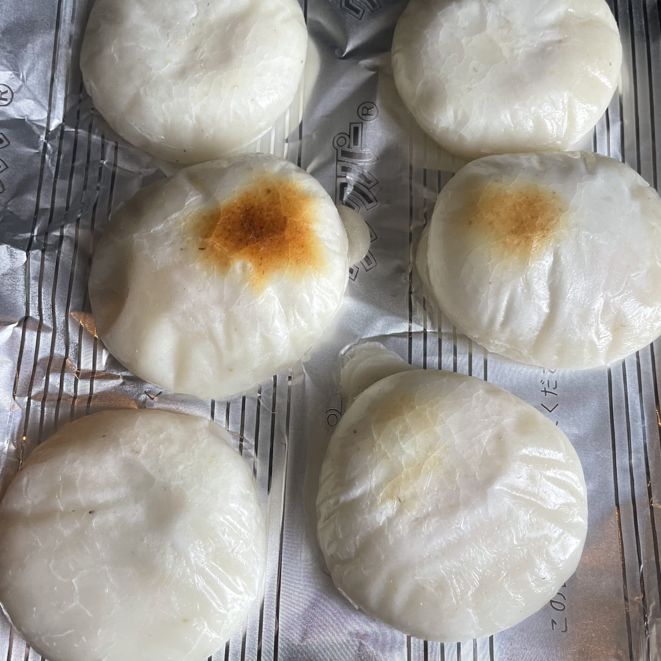 蒜山耕藝〇餅を魚焼きグリルで焼く様子