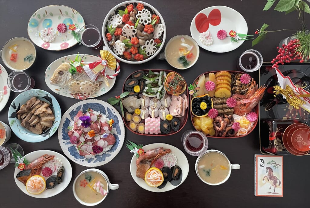 おせち料理2026。おせち料理がお重や絵付けのお皿に盛り付けられた様子。
