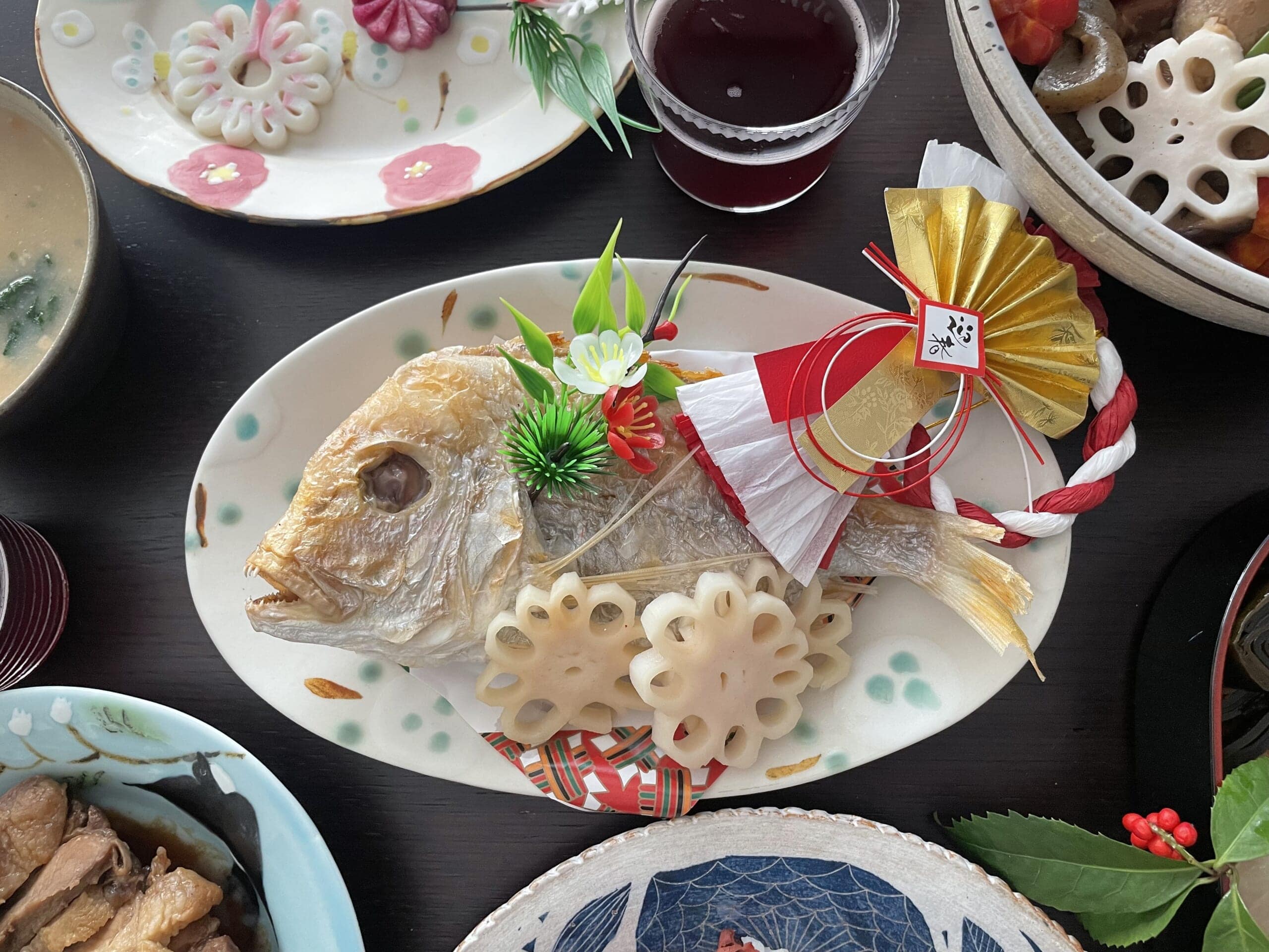 祝い鯛2023。Seriaで購入したお飾りや飾り切りした酢れんこんが添えられている。