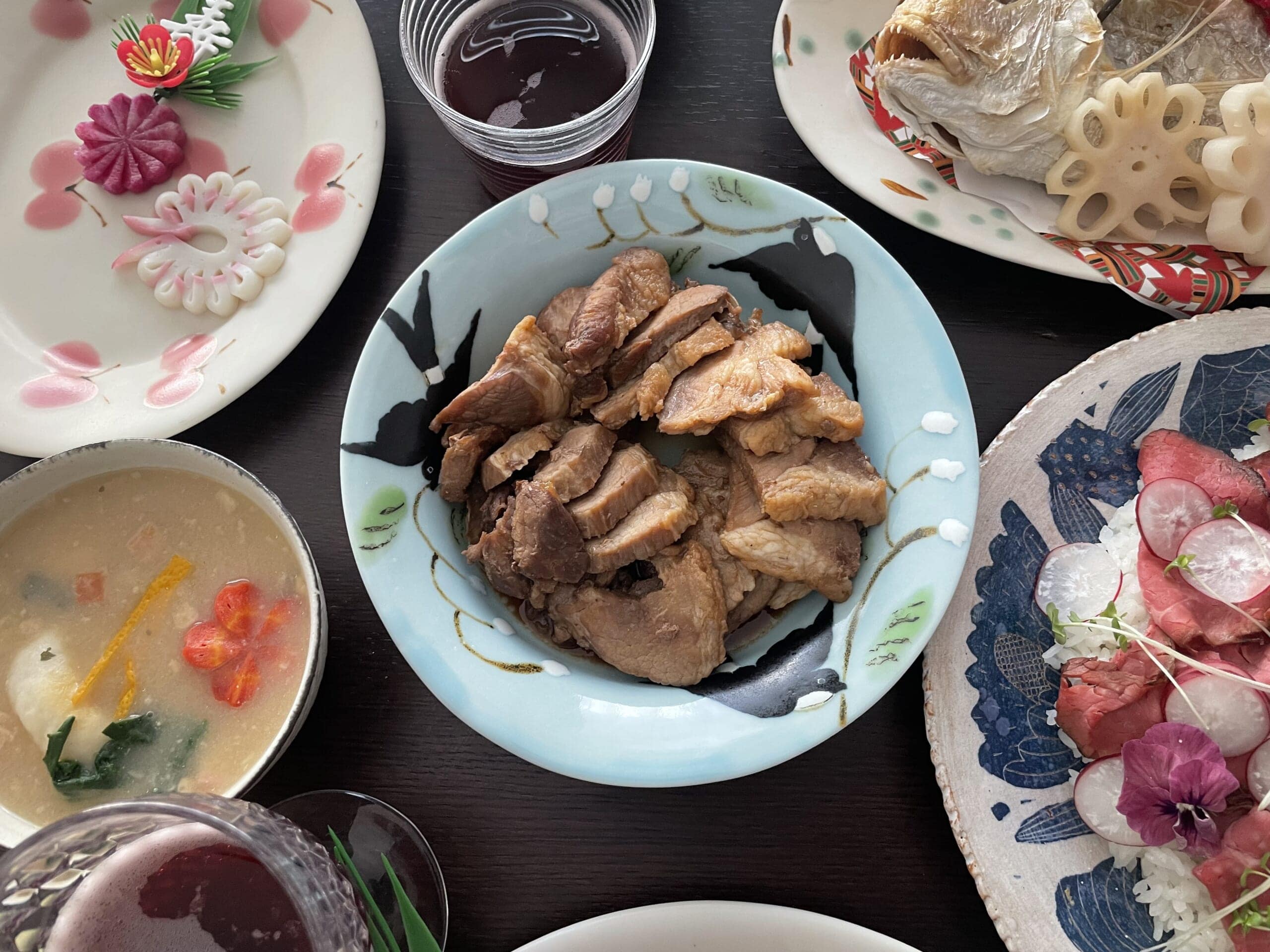 栗原はるみさんレシピ「フライパンチャーシュー」を40代主婦が作ってみた写真。石木文さん作陶のSwallowボウルに盛り付けている。