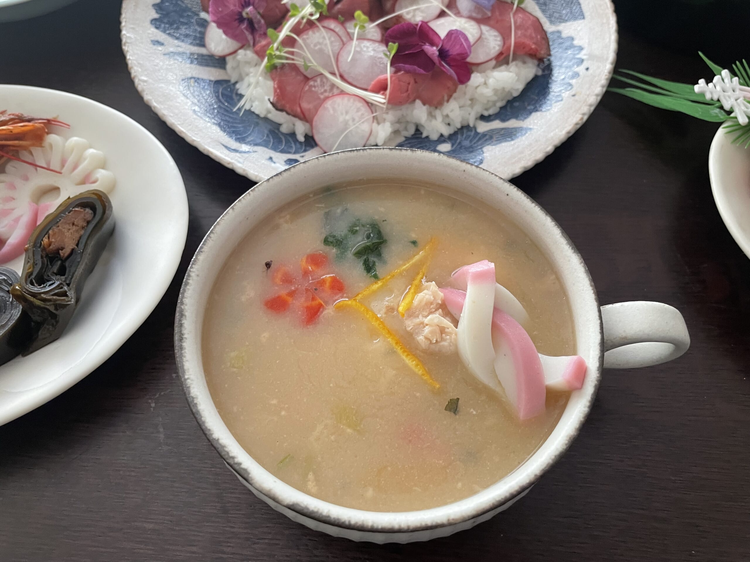 白味噌のお雑煮。蒜山耕藝さんの「蒜山○餅」入り。