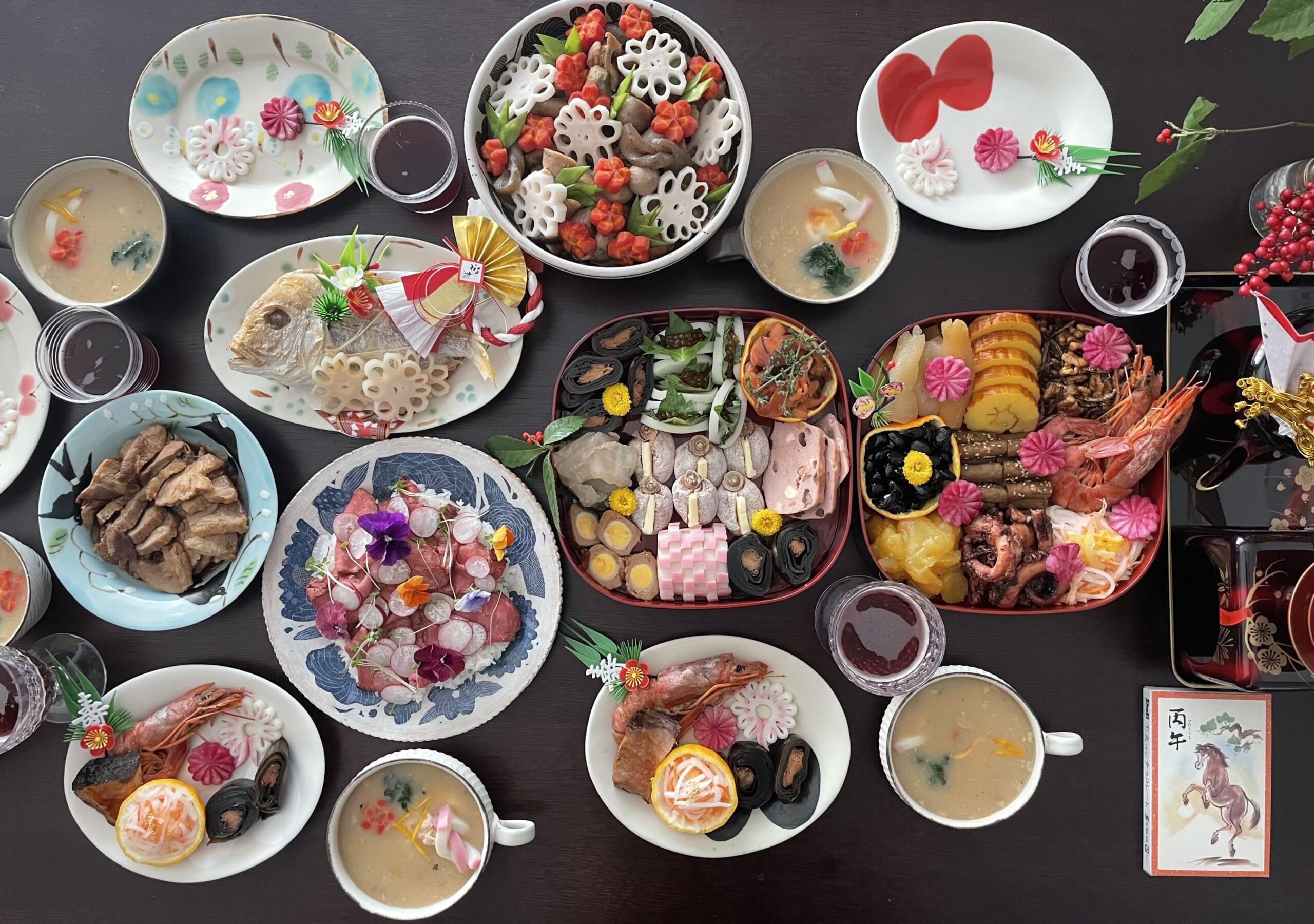 おせち2026の食卓。お重や絵付け皿を使っている。