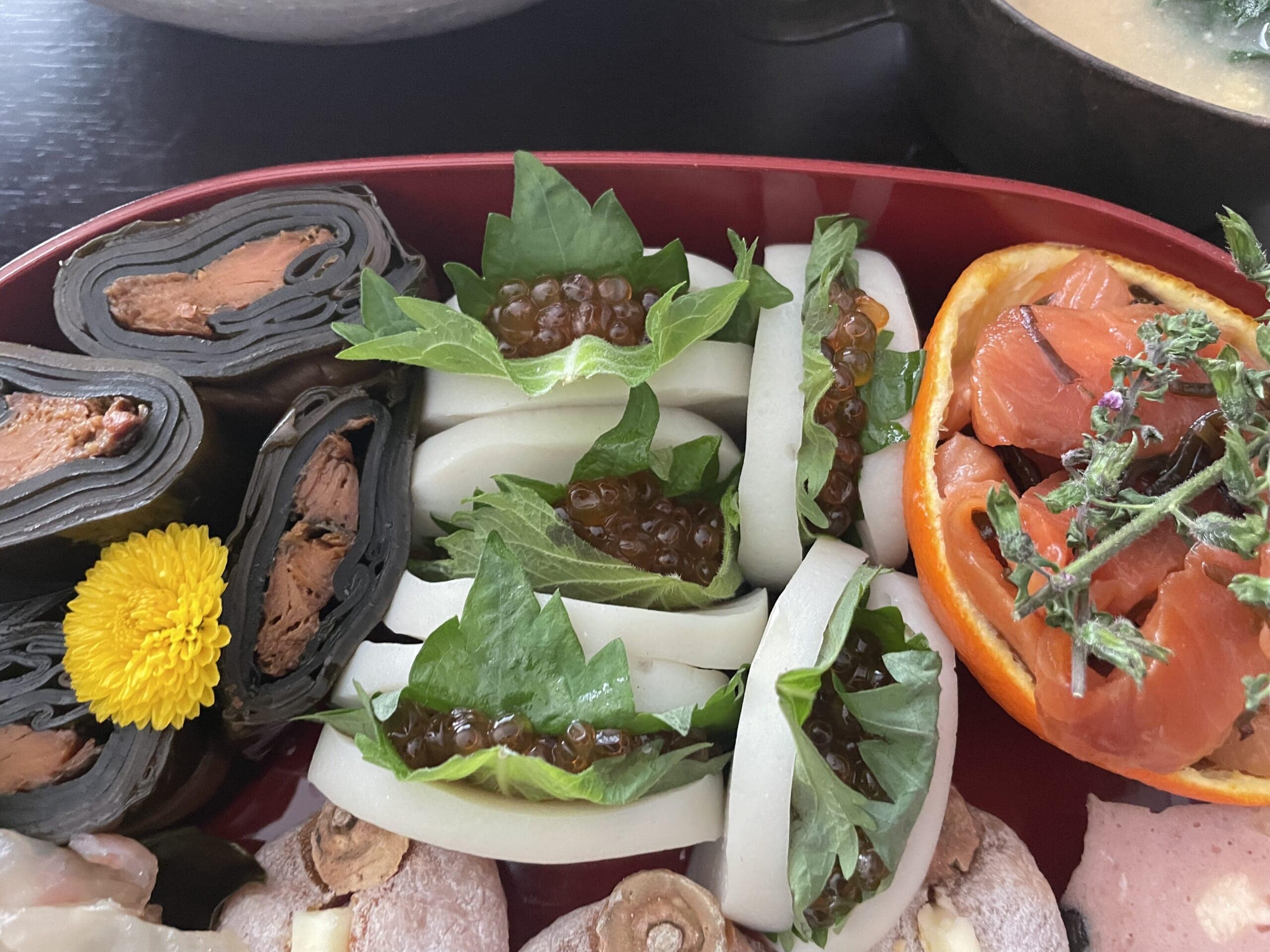 小堀紀代美さんレシピ「かまぼこのイクラはさみ」を40代主婦が作りお重に詰めた様子