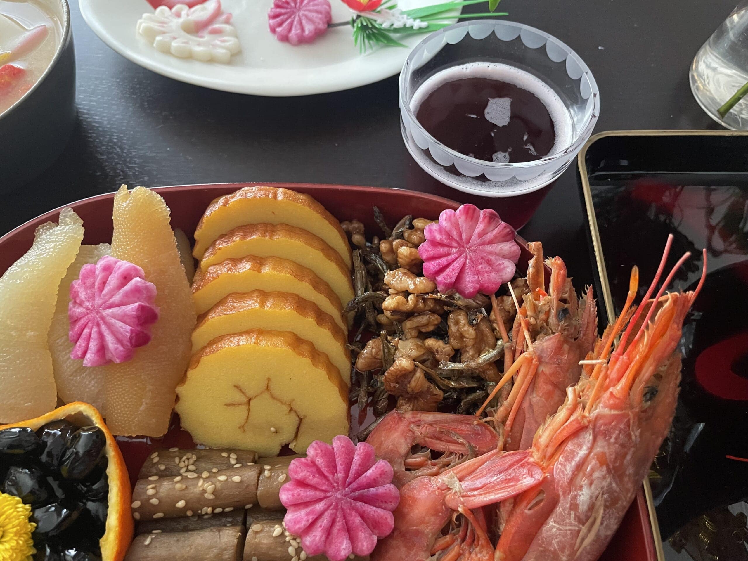 赤大根の飾り切りが散らされた様子