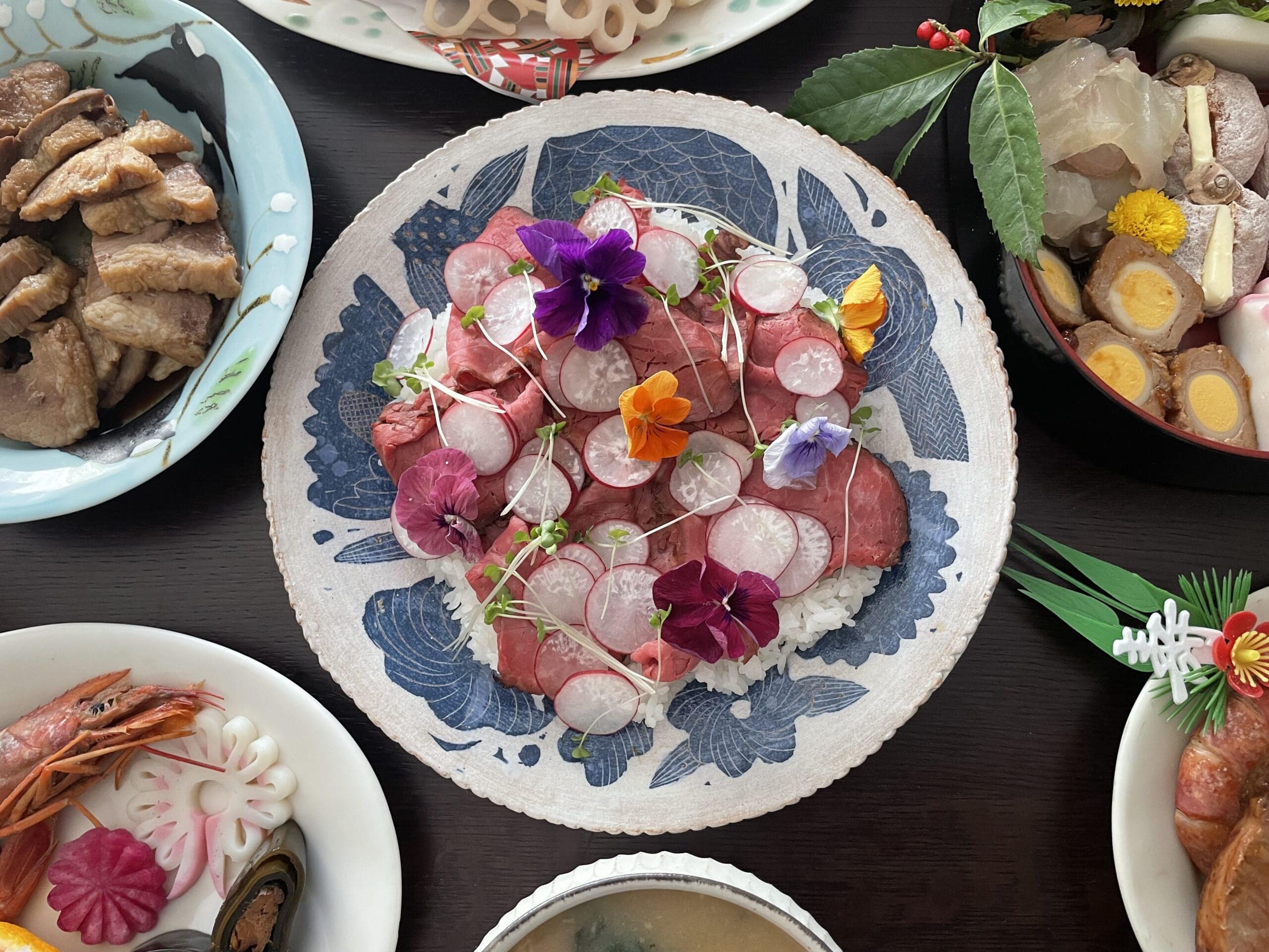 ローストビーフのちらし寿司。赤カブのスライスやスプラウト、エディブルフラワーが散らされている。