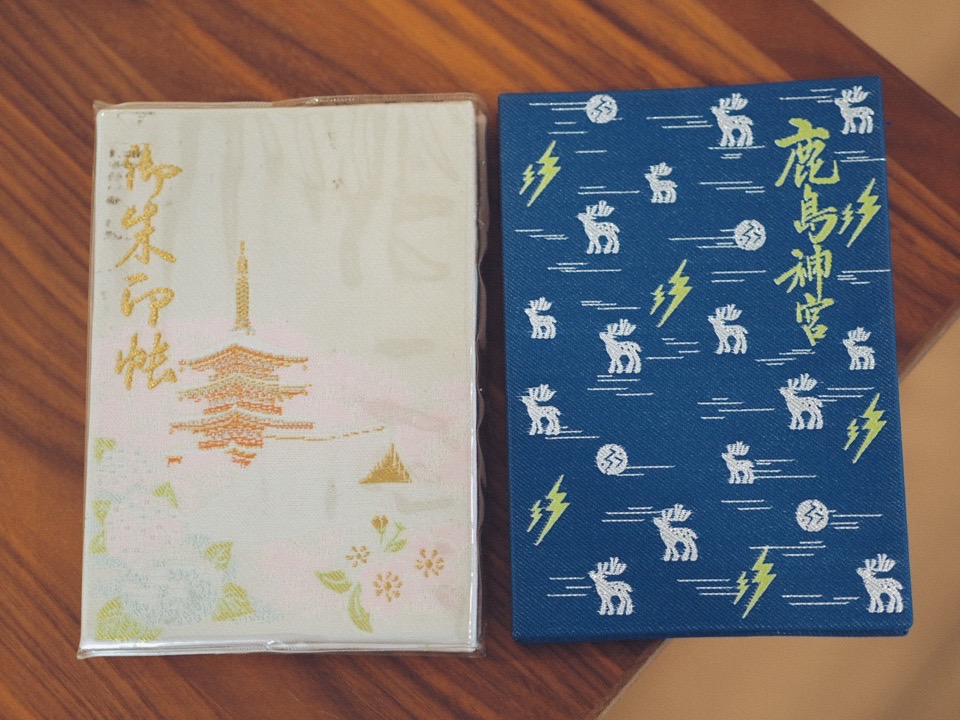 テーブルの上の御朱印帳