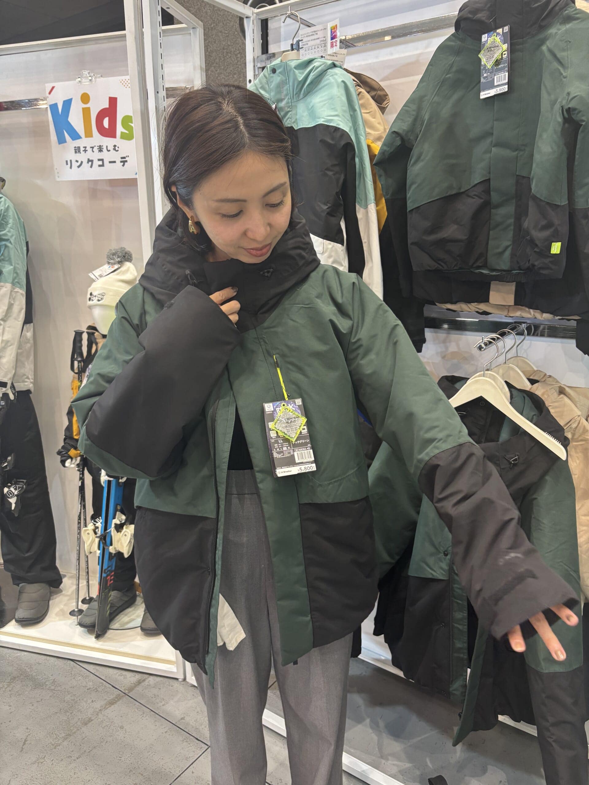 ワークマン　X Shelter 断熱α 防水防寒ジャケットを着用