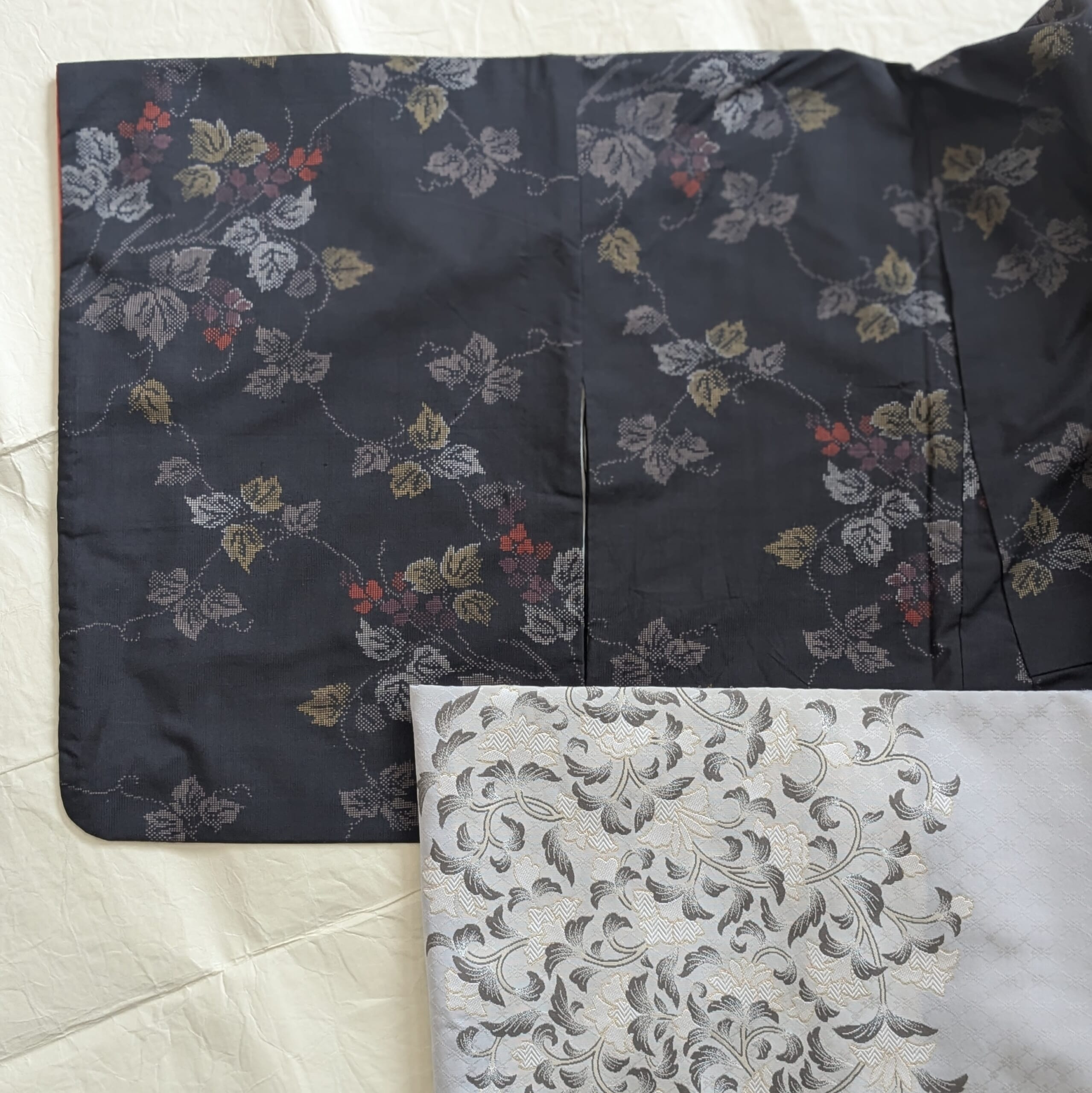 大島紬にライトグレー帯