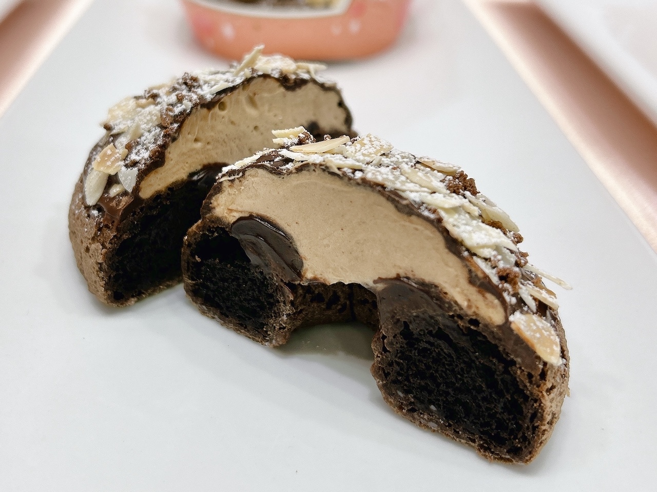 Mister Donut×GODIVA　トリュフショコラドーナツ プラリネ断面