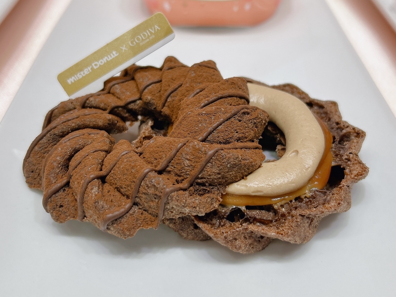 Mister Donut×GODIVA　生ショコラフレンチ キャラメルプラリネ断面