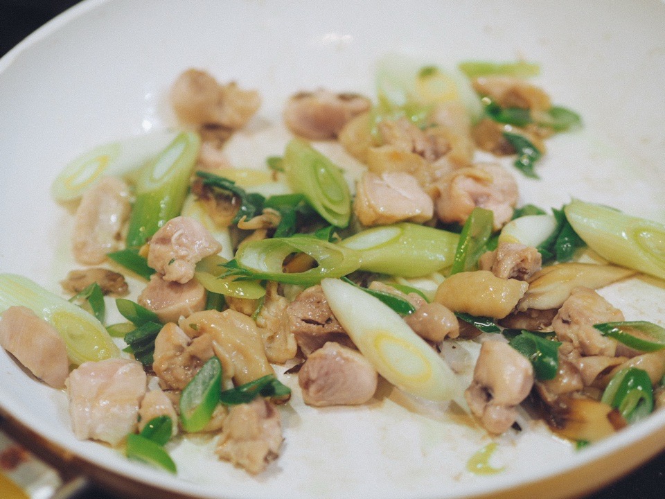 ねぎと鶏肉をいためているところ