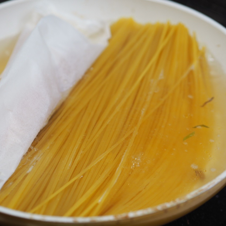 フライパンでパスタを茹でる