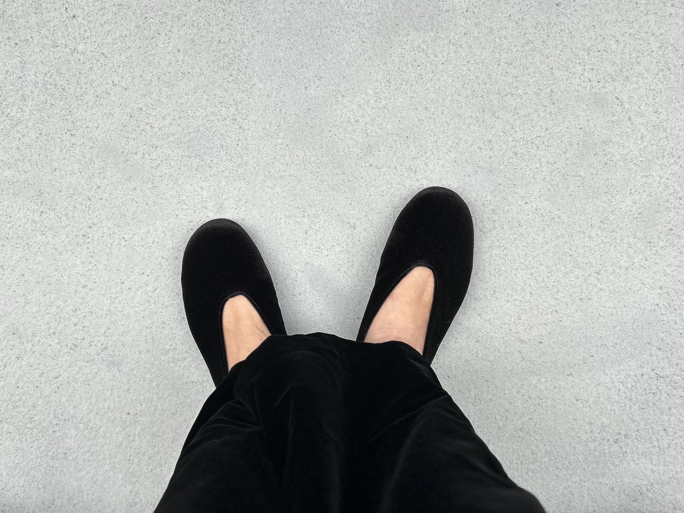 年始のセールで購入したjournal standard luxe（ジャーナルスタンダード ラックス）のベロアのスリップオンシューズの着画。