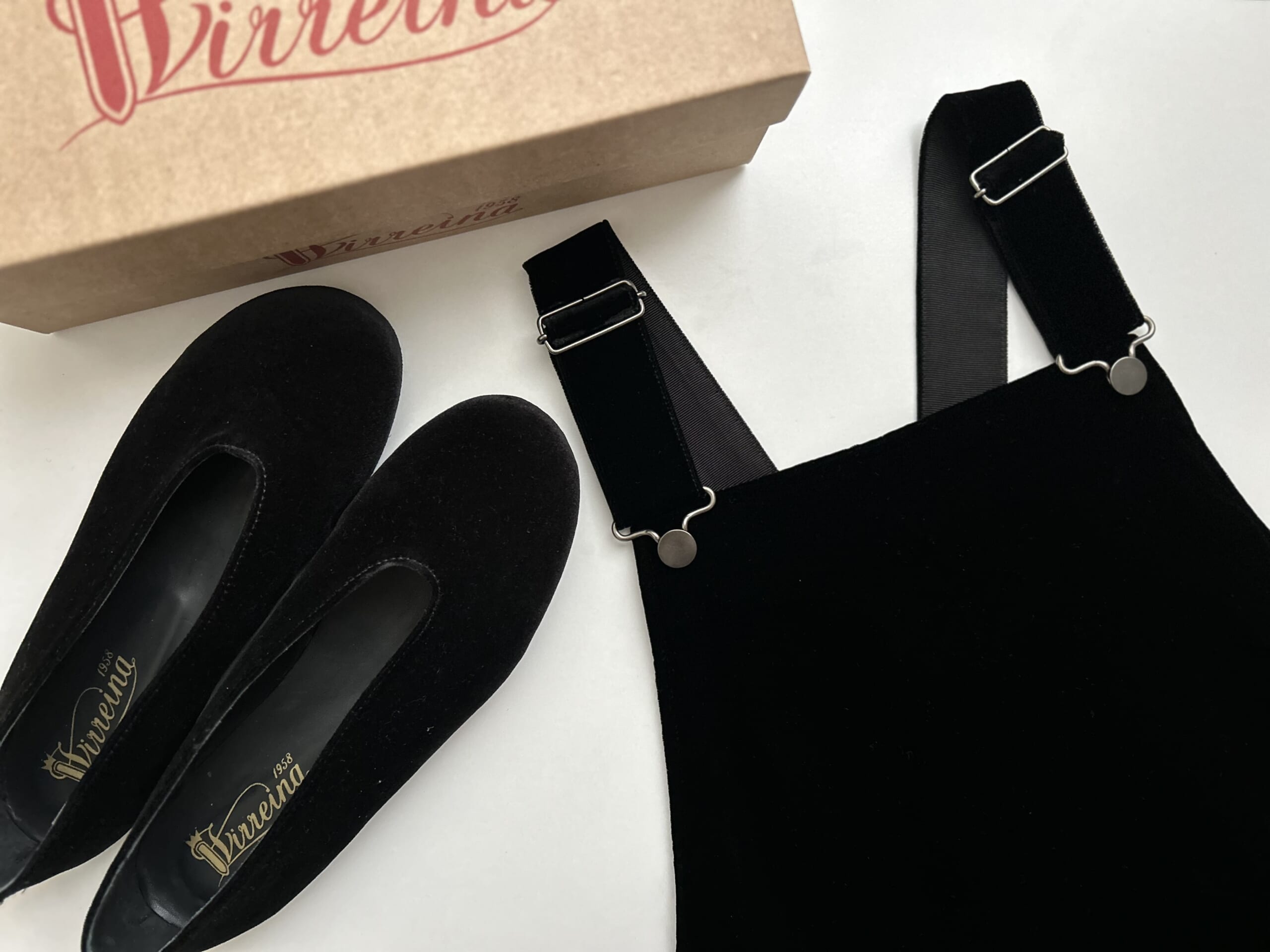 UNITED ARROWS（ユナイテッドアローズ）のサロペット、journal standard luxe（ジャーナルスタンダードラックス）のスリップオンシューズ、大人のブラックベロア。