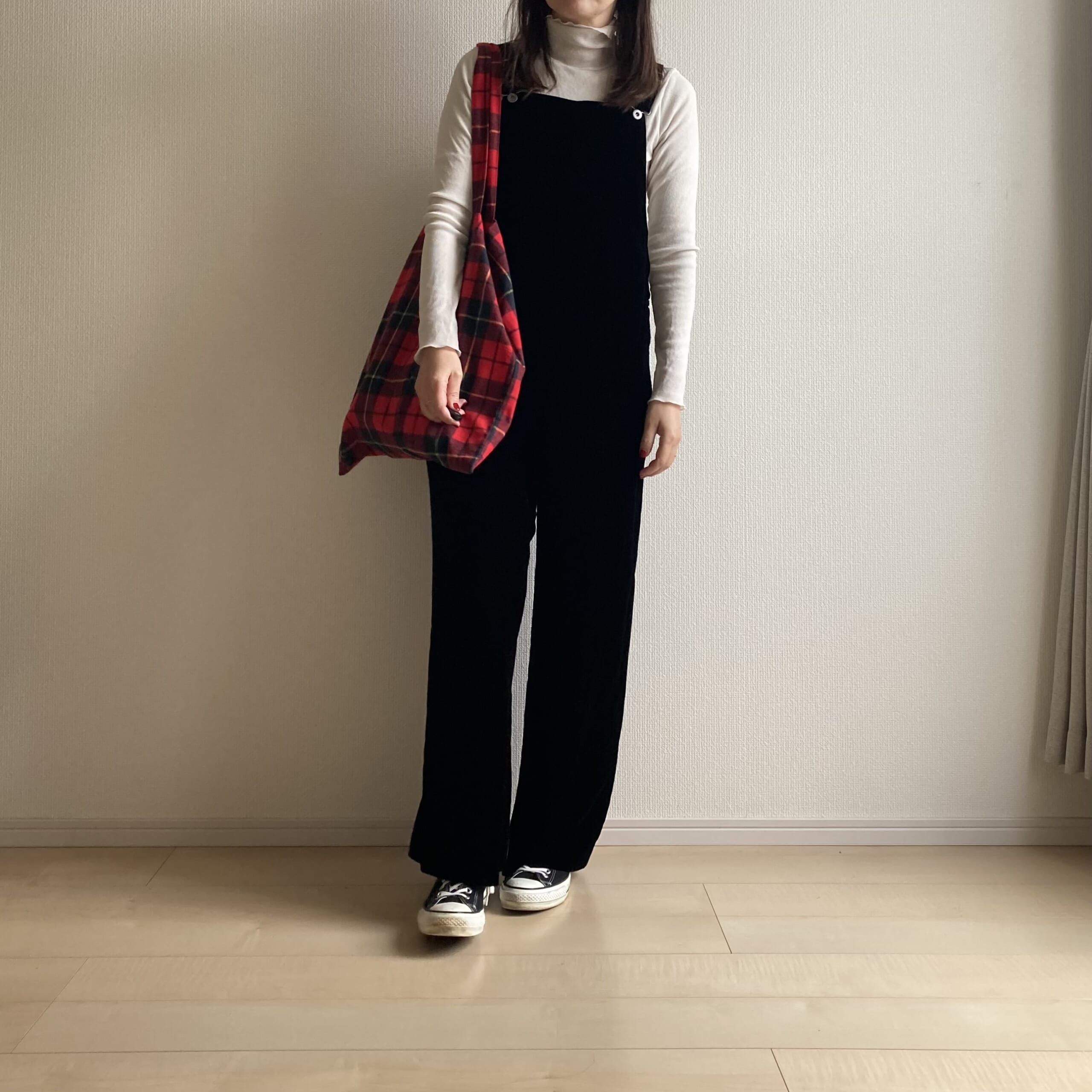 40代女性の旬なベルベット素材のUNITED ARROWS（ユナイテッドアローズ）のサロペット着画。