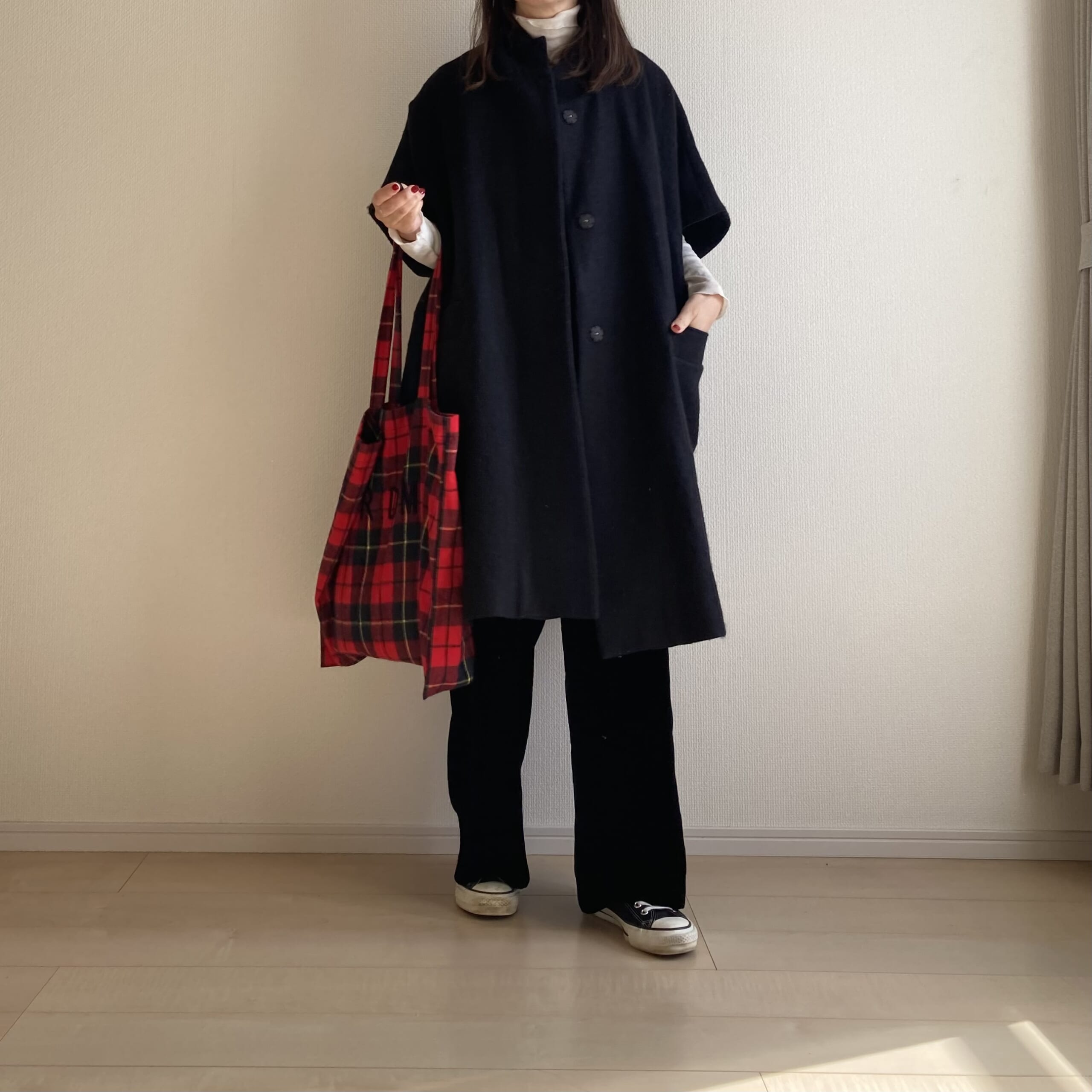 40代女性の旬なベルベット素材のUNITED ARROWS（ユナイテッドアローズ）のサロペットとポンチョコートの着画。