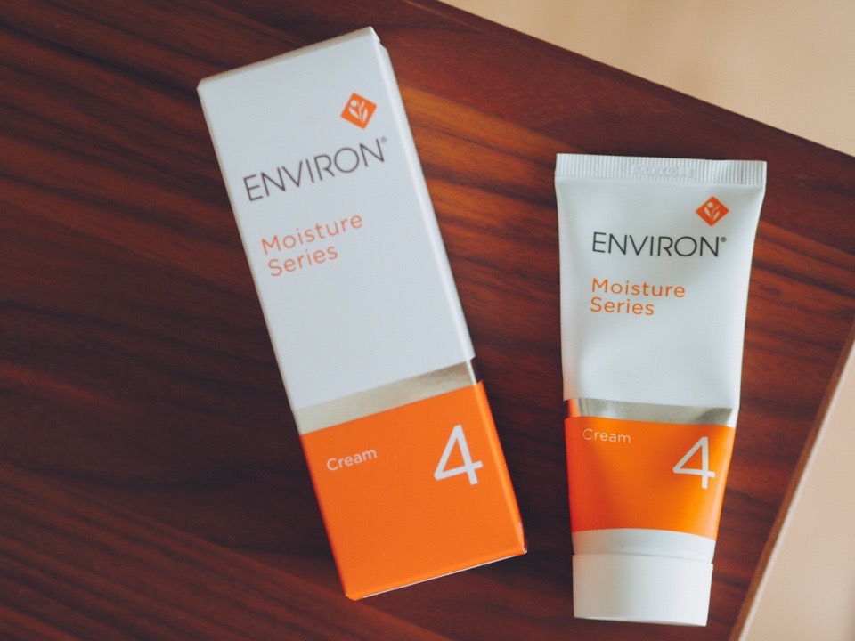 机の上のエンビロンモイスチャークリーム