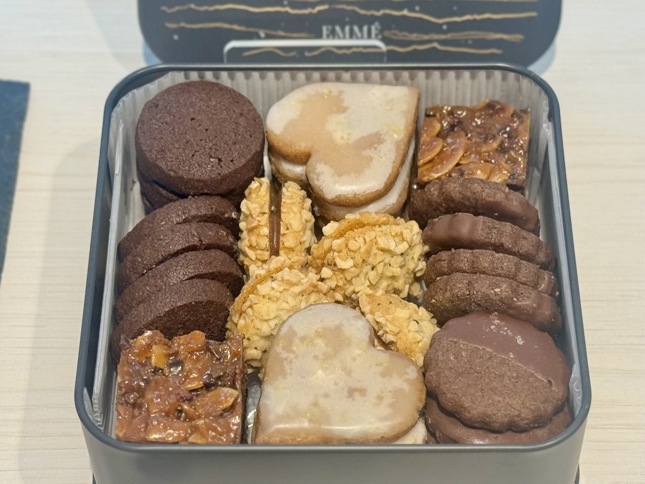 サロショ2026おすすめ「エンメ「クッキー缶 ショコリズム」¥4320