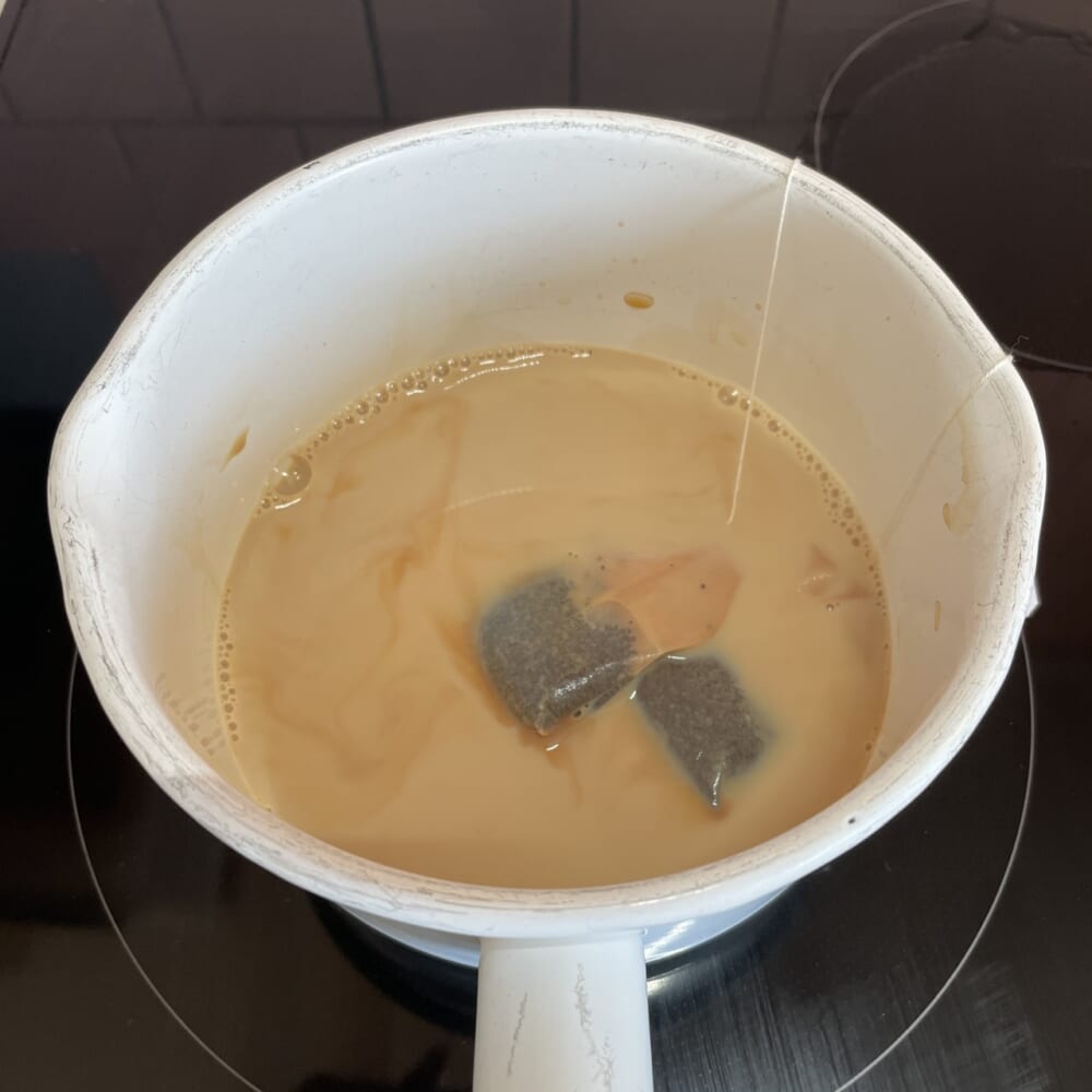 牛乳で紅茶を煮出す