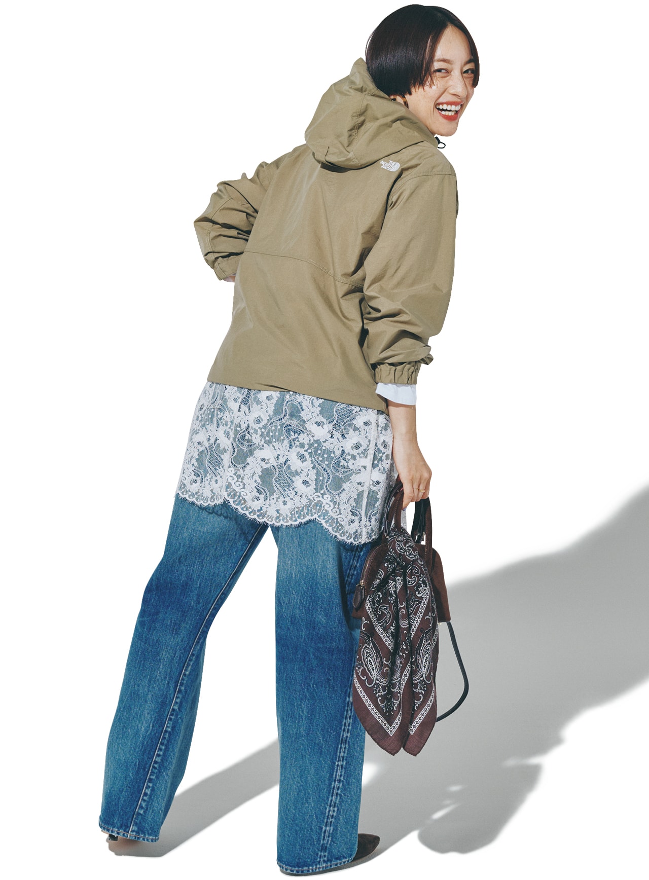 高山都さんのTHE NORTH FACE（ザ・ノース・フェイス）【洗える】【撥水】【防風】Compact Jacket クラシックカーキのコーデ 背面